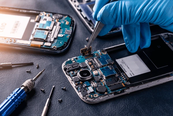 técnico arreglando celular